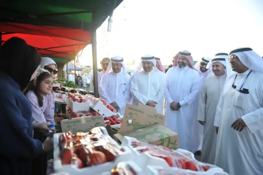 الاتحاد الكويتى للمزارعين يفتتح سوق ”العبدلى” الزراعى