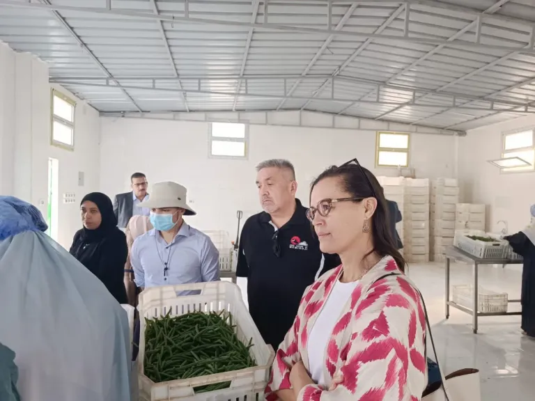 وفد من السفارة الكندية يزور جمعية ”نجمة الزيتون” النسائية ببنى سويف