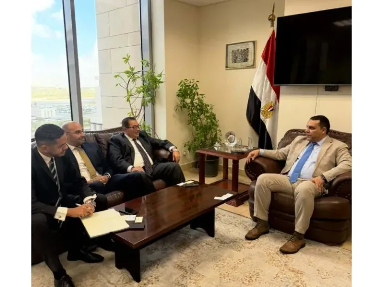 التمثيل التجاري المصري يبحث مع بنك الإمارات دبي الوطني دعم الشركات المصرية