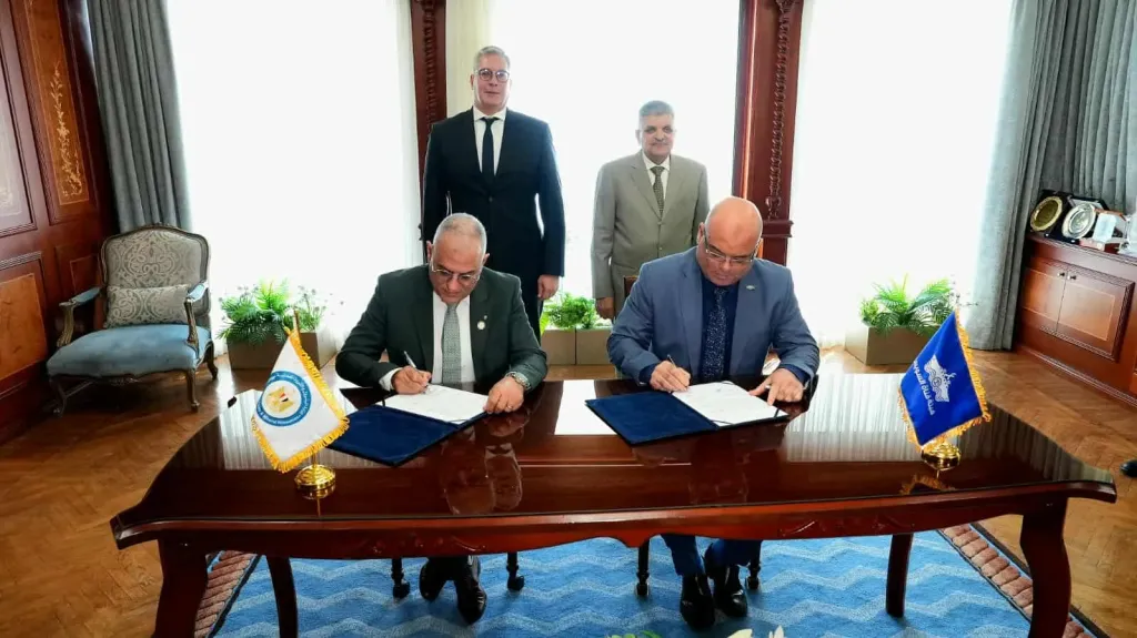 البترول وهيئة قناة السويس توقعان مذكرة تفاهم حول الإجراءات التنفيذية لإنشاء محطة لإسالة وتموين الغاز الطبيعي