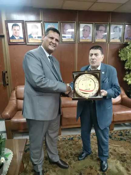 عبد الظاهر يزور استهلاكية العاملين بشركة مصر للألومنيوم ويكرم ”عجور”