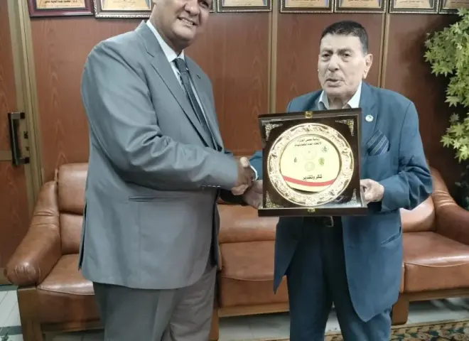 عبد الظاهر يزور استهلاكية العاملين بشركة مصر للألومنيوم ويكرم ”عجور”