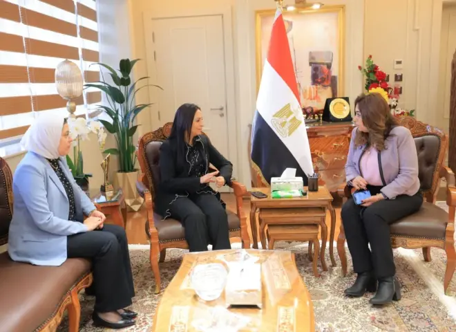 وزيرتا التنمية المحلية والتضامن الاجتماعي تبحثان دعم جهود الهلال الأحمر المصرى