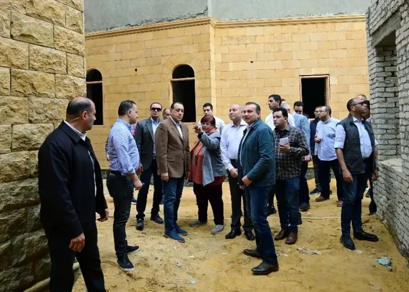 رئيس الوزراء يتفقد أعمال إعادة إحياء منطقة ”درب اللبانة”| صور