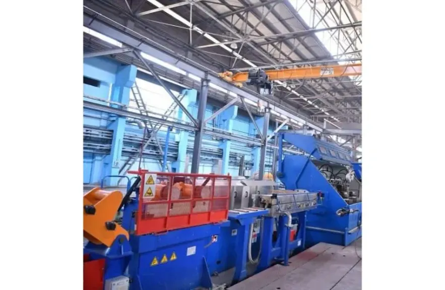 وزير قطاع الأعمال يتلقى تقريرًا حول التشغيل التجريبي لمشروع إنتاج السلك الجديد