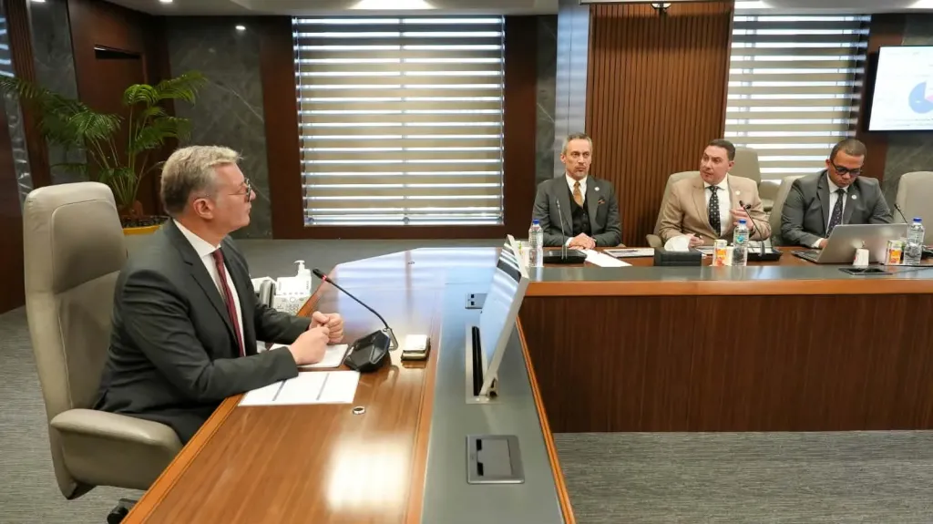 وزير البترول يبحث تطوير آلية تدريب جميع سائقي نقل المنتجات البترولية