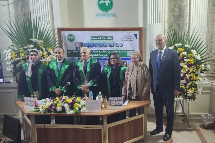 المستشار حسين أبو العطا يهنّئ الباحث فوزي بدوي بحصوله على درجة الماجستير