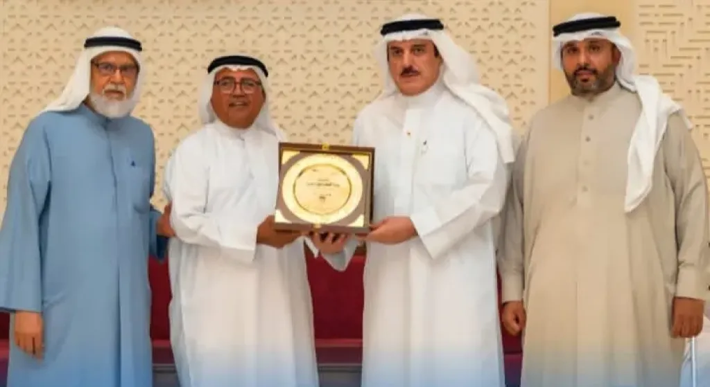 رئيس مجلس نواب البحرين يكرم الرائد التعاونى ”عبد العزيز زمان”