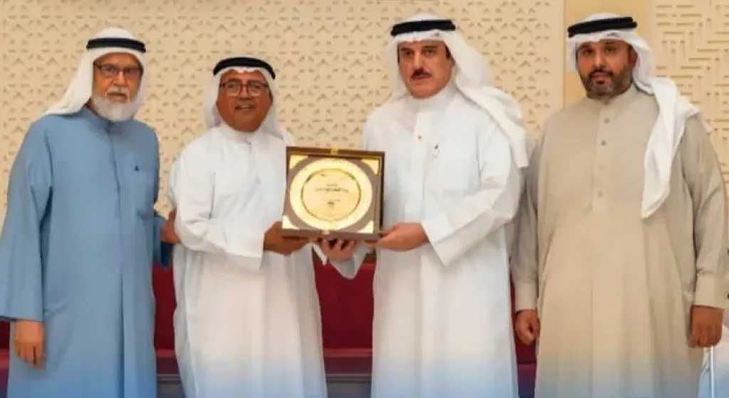 رئيس مجلس نواب البحرين يكرم الرائد التعاونى ”عبد العزيز زمان”