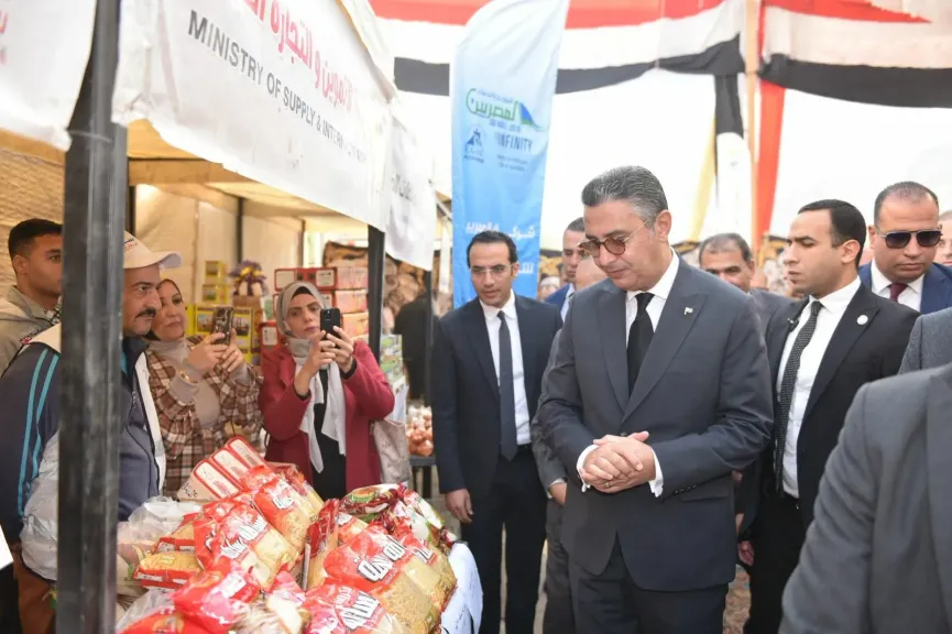 وزير التموين ومحافظ القاهرة يفتتحان سوق «اليوم الواحد» بالمرج