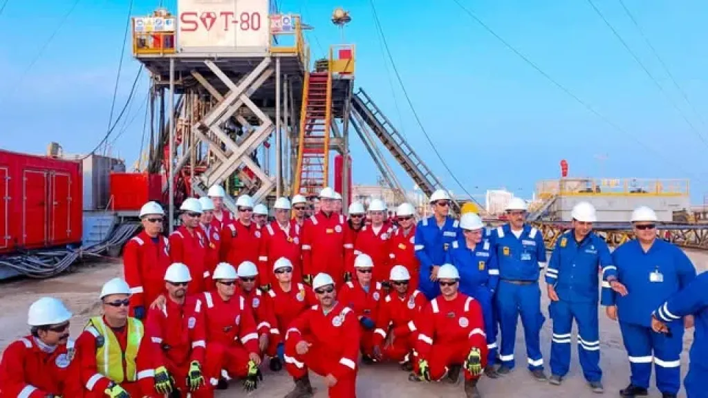 وزير البترول يتفقد أعمال شركة الحديثة للحفر في حقل الوفرة بالكويت