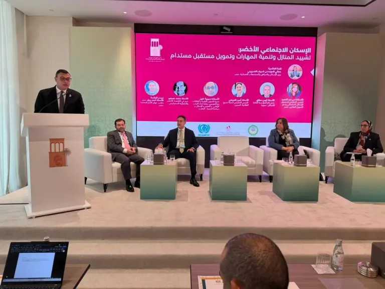 وزير الإسكان يستعرض التجربة المصرية في البناء الأخضر| صور