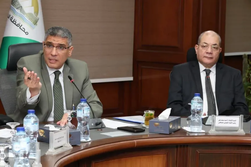 لرفع كفاءة شبكات المرافق بحدائق الأهرام .. محافظ الجيزة يلتقى رئيس الاتحاد التعاونى الإسكانى ونائبه