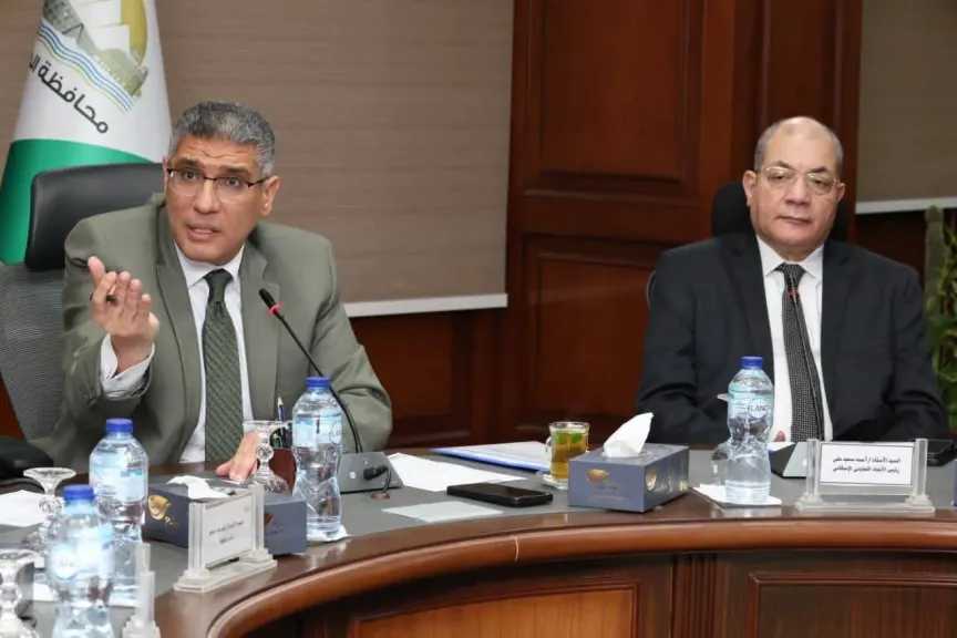 لرفع كفاءة شبكات المرافق بحدائق الأهرام .. محافظ الجيزة يلتقى رئيس الاتحاد التعاونى الإسكانى ونائبه