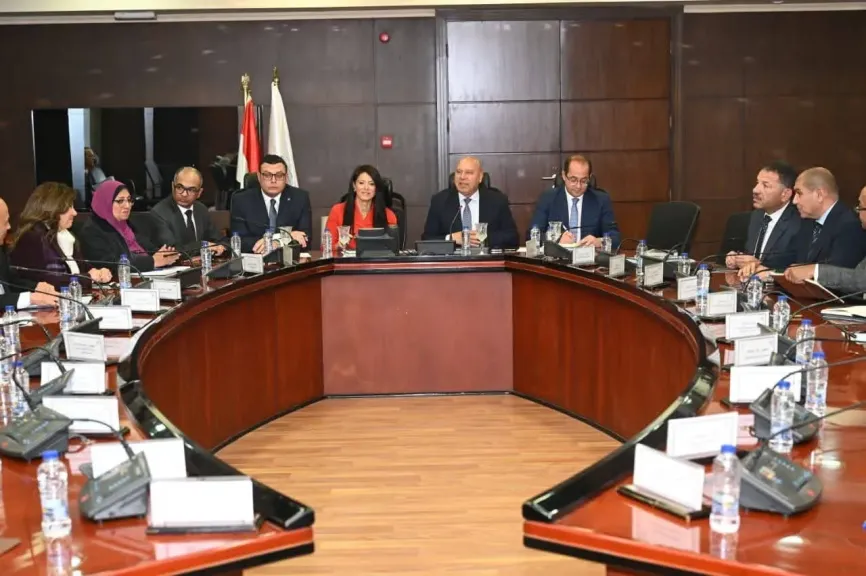 4 وزراء يبحثون تعزيز منظومة مرافق المناطق الصناعية بالمحافظات وتدبير الاعتمادات المالية