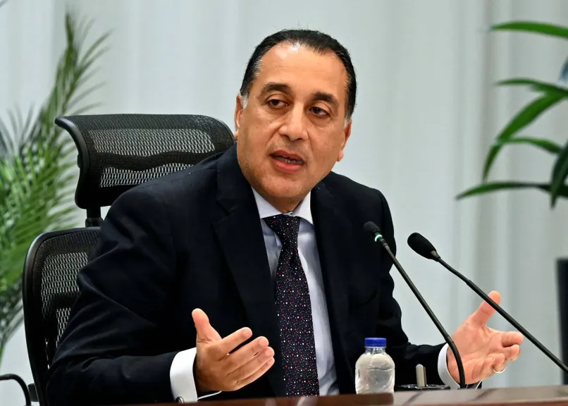 وزير الداخلية يهنئ رئيس الوزراء بحلول العام الميلادي الجديد