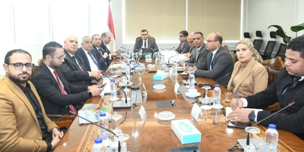 وزير الإسكان يبحث تطوير منظومة النقل الداخلي بعدد من المدن الجديدة