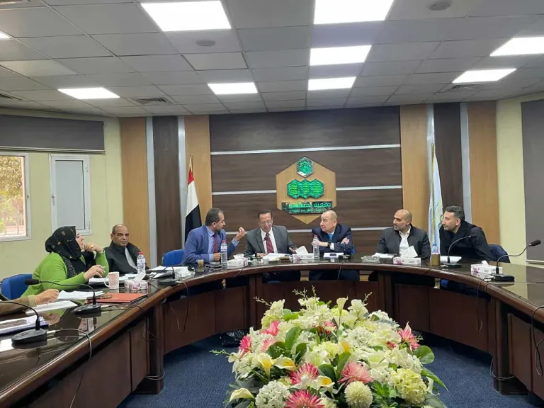 جمعية العاشر من رمضان تبحث التوسع في معرض منتجات المصانع