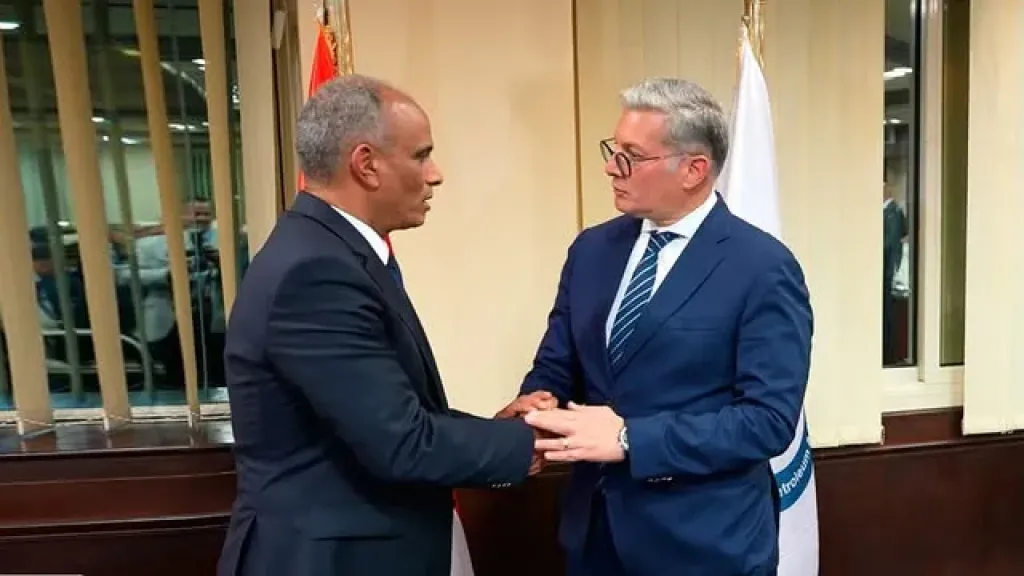 وزير البترول يكرم رئيس القابضة للبتروكيماويات