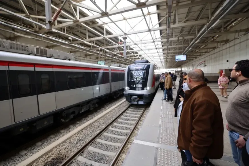 إقبال جماهيري متزايد على القطار الكهربائي الخفيف LRT وامتلاء ساحات الانتظار بالمحطات| صور