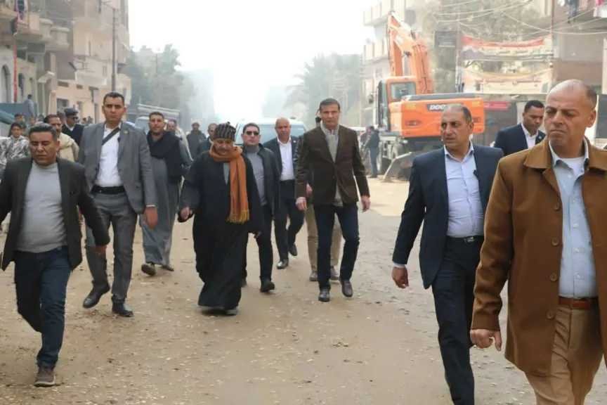 وزير من كوكب آخر .. وزير الزراعة يقطع 2 كيلو سيرا على الأقدام لإنصاف مزارع فى الفيوم