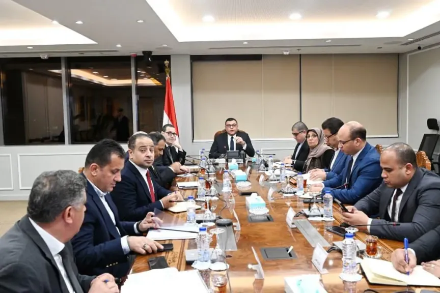 وزير الإسكان يتابع مشروعات المماشي السياحية بعدد من المدن الجديدة