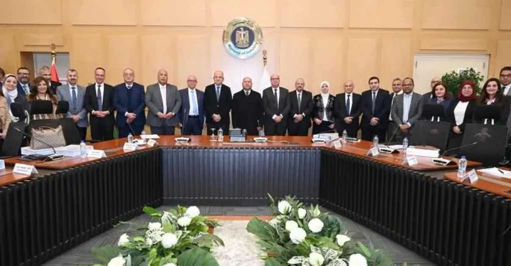 أيمن العشري يُشيد بمحاور اجتماع مركز تحديث الصناعة: داعمة للاقتصاد القومي