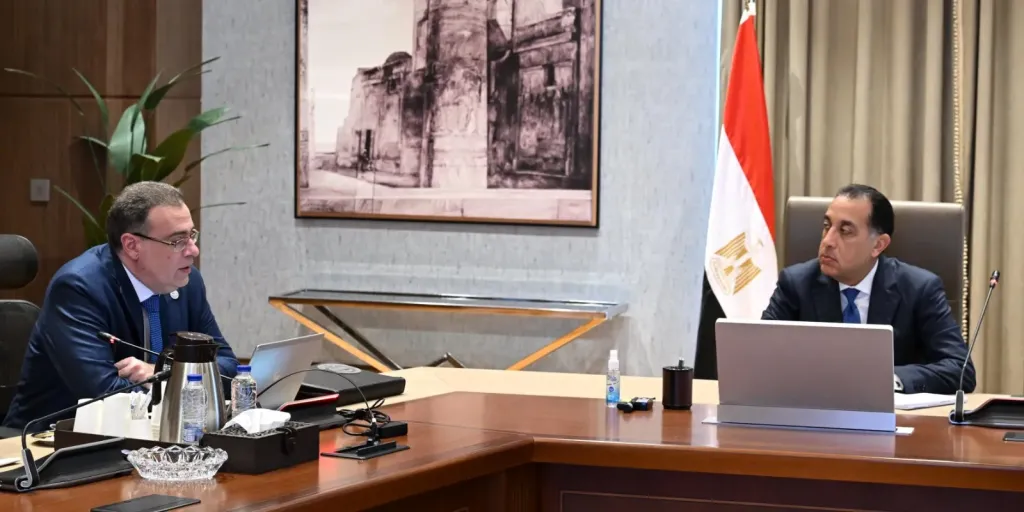 رئيس الوزراء يتابع مع رئيس الجهاز المركزي للتنظيم والإدارة عددا من ملفات العمل