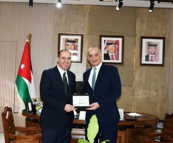مدير عام المؤسسة التعاونية الأردنية يهدى عضو الاتحاد الإنتاجى المصرى طابع التعاونيات الأردنى 2025