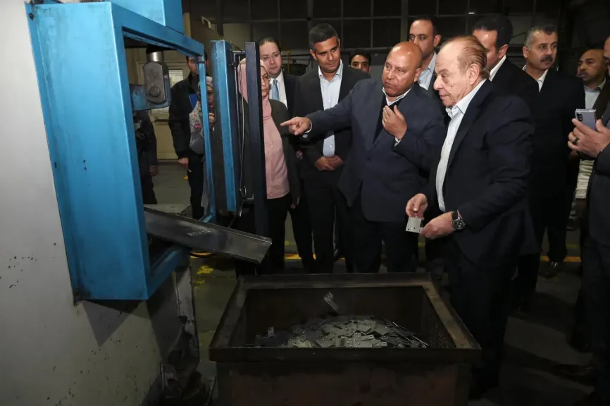 وزير الصناعة يزور مصنعًا لإنتاج الكوالين بالعاشر من رمضان ويوجه باتخاذ الإجراءات ضد المصانع غير المرخصة