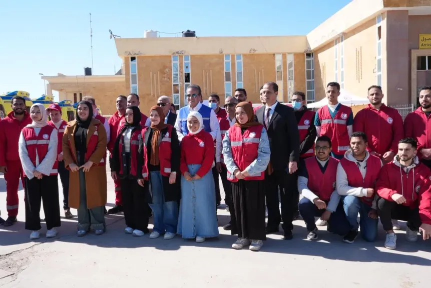 الهلال الأحمر المصري يواصل جهوده الإنسانية في استقبال الدفعة الرابعة من جرحى غزة ويدفع بالقافلة 132 «زاد العزة»