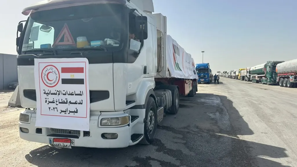 الهلال الأحمر المصري يواصل جهوده الإنسانية تجاه الفلسطينيين ويدفع بقافلة «زاد العزة» 138