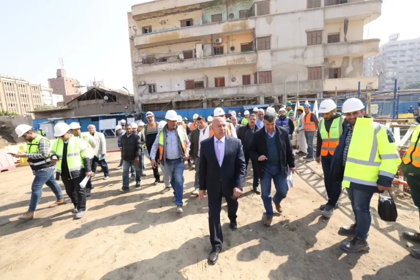 وزير النقل يتفقد محطة الملك الصالح بالمرحلة الأولى للخط الرابع للمترو لمتابعة معالجة هبوط مبنى مجاور
