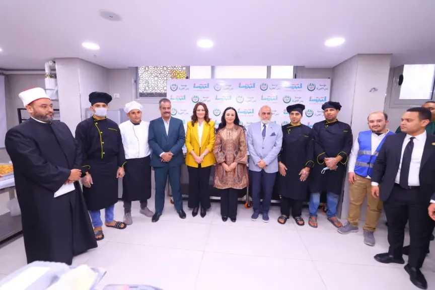 وزيرة التضامن الاجتماعي تتفقد وحدة إطعام ”المحروسة ” بمؤسسة يمن الخيرية بـ” الوراق”