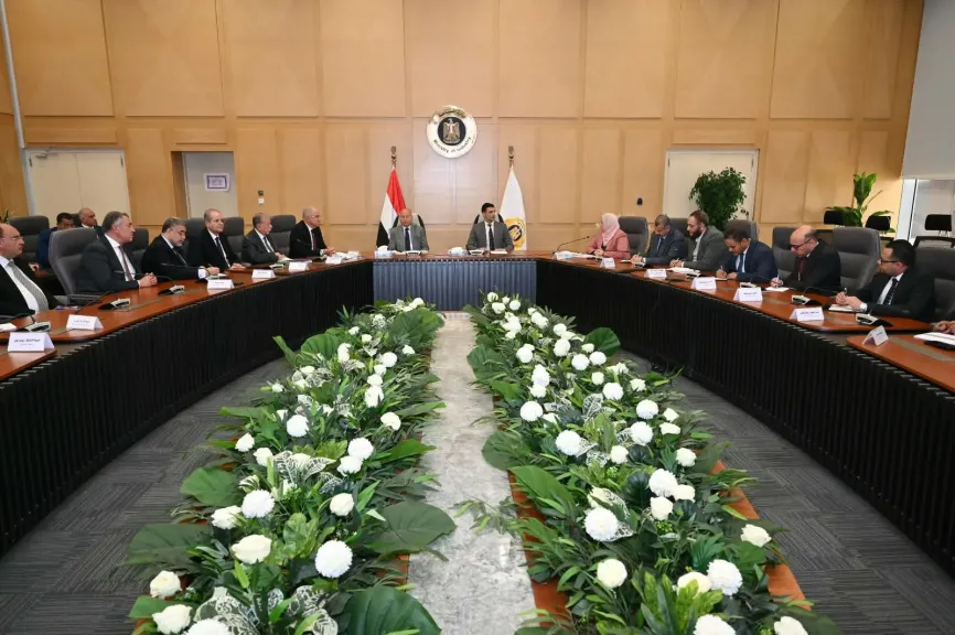 وزير الصناعة يضع شق الثعبان على طريق التطوير.. وحلول عاجلة لمشكلات المصانع وتقنين أوضاعها