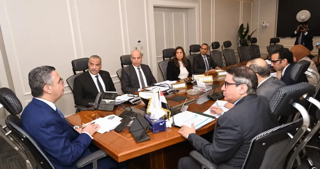 وزير التموين يعقد اجتماعًا موسعًا لمتابعة الاحتياطي الاستراتيجي من السلع والاطمئنان على توافرها بالأسواق