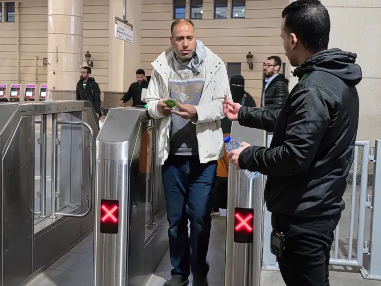 مبادرة رمضانية لدعم الركاب.. توزيع وجبات إفطار خفيفة بمحطات الخط الأخضر الثالث وLRT |صور