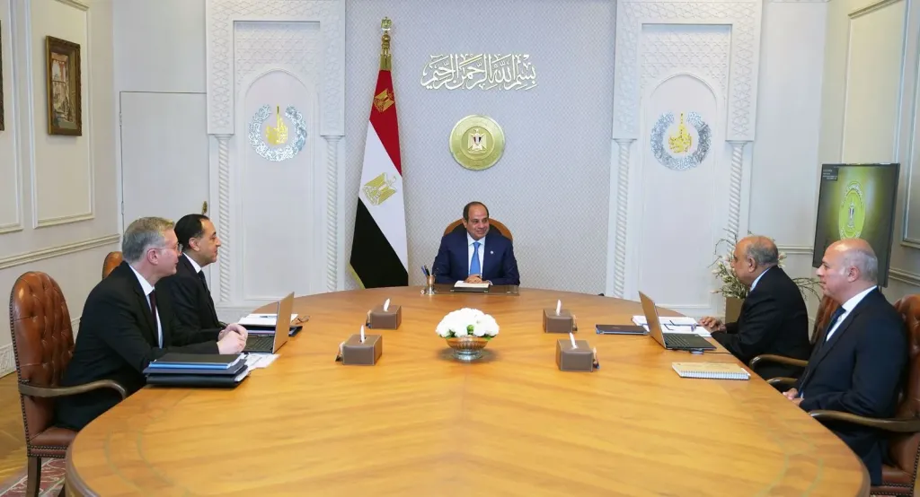 الرئيس السيسي يجتمع مع رئيس الحكومة ووزيري الكهرباء والبترول