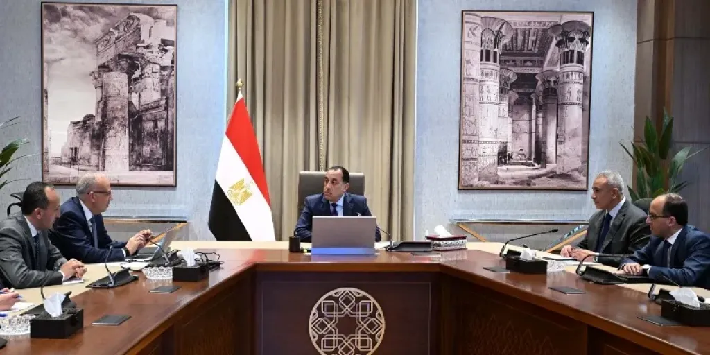رئيس الوزراء يستعرض مع وزير الري مستجدات عددٍ من المشروعات