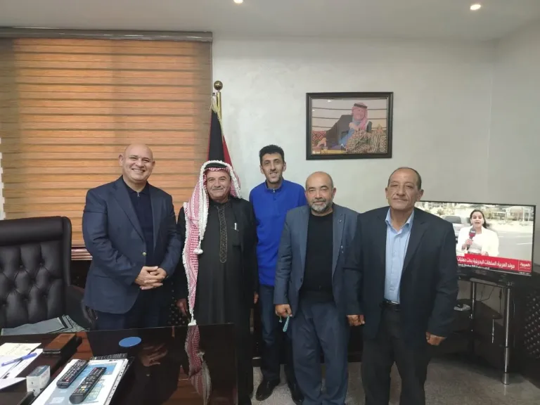 مجلس إدارة تعاونية ”أبناء كفر خل” بالأردن يزور محافظ جرش ويستعرض إنجازات الجمعية