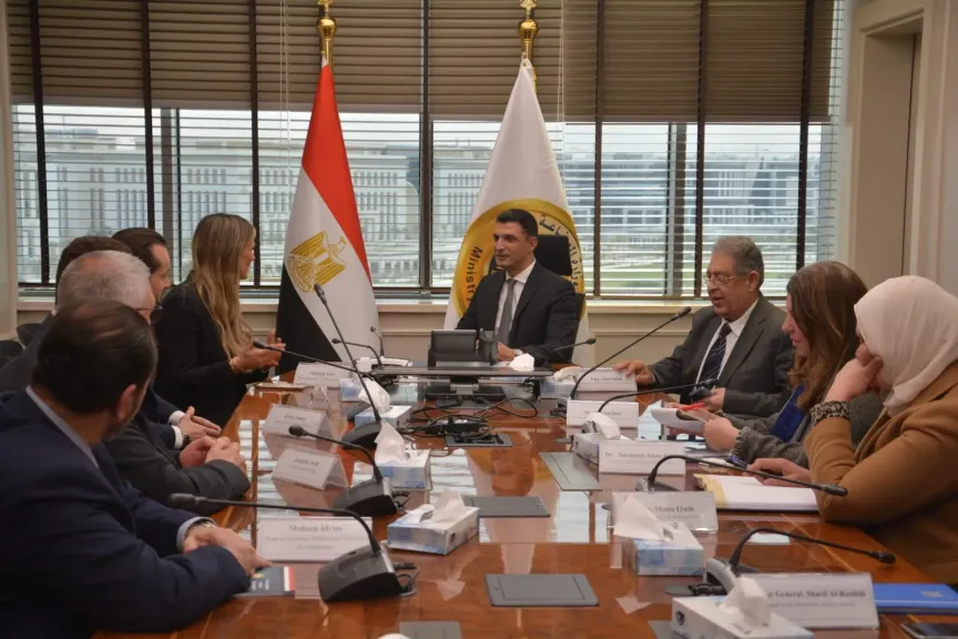 وزير الصناعة يستعرض مع شركة عالمية فرص توطين صناعة السيارات وتعميق المكون المحلي