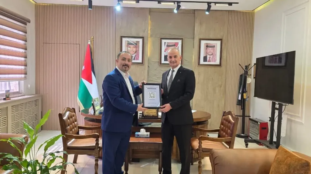 ”التعاونية الأردنية” تكرم الزميل ”بلال مصلح” تقديراً لمبادرته بإعداد مشروع المساعد التعاوني الذكي