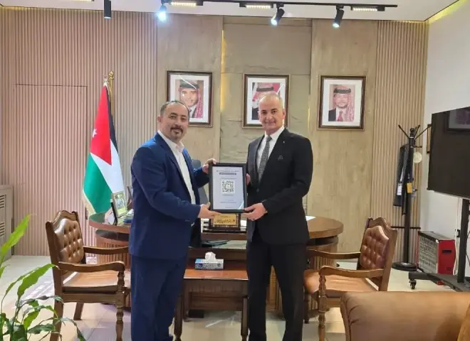 ”التعاونية الأردنية” تكرم الزميل ”بلال مصلح” تقديراً لمبادرته بإعداد مشروع المساعد التعاوني الذكي