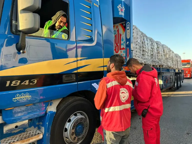 الهلال الأحمر المصري يدفع بأكثر من 78 ألف سلة غذائية ومستلزمات شتوية عبر قافلة «زاد العزة» 157| صور