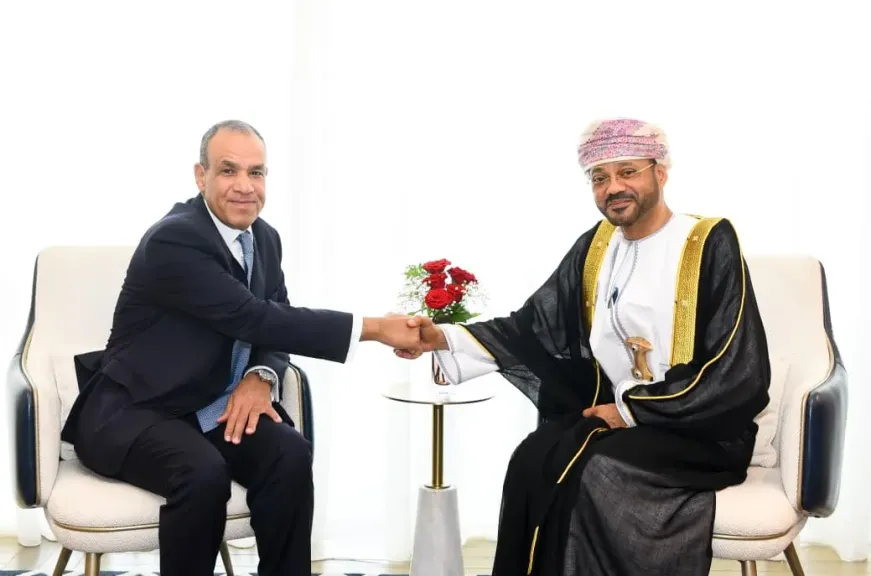 وزير الخارجية يلتقي نظيره العُماني في مسقط ويتناول مسار التصعيد العسكري الراهن| صور