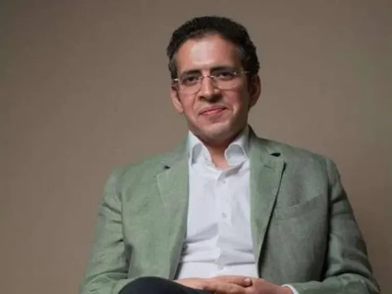 المستشار حسين أبو العطا يهنئ الدكتور مهاب مجاهد بقدوم كريمته «فريدة»