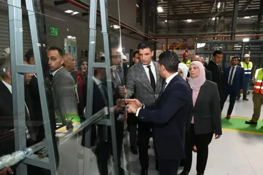 وزير الصناعة ومحافظ الجيزة يتفقدان مصنعًا متخصصًا في صناعة زجاج السيارات والألومنيوم