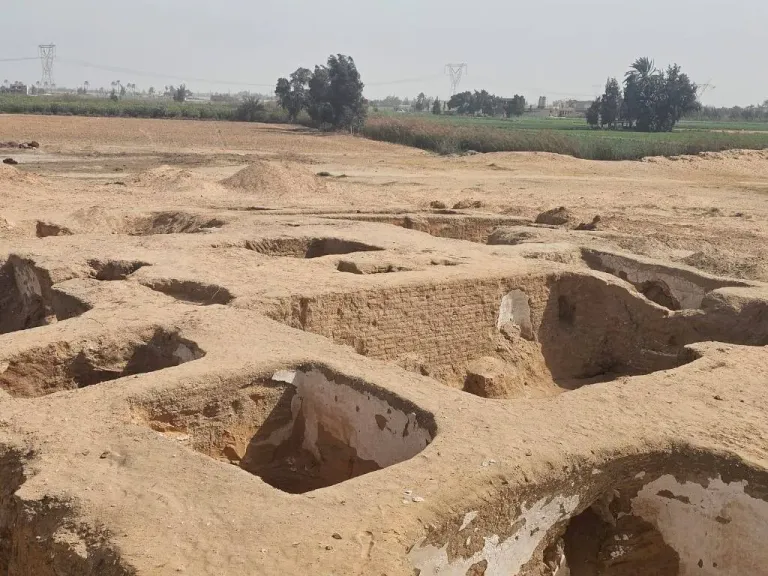الكشف عن مبنى أثري يرجع إلى القرن الخامس الميلادي بمنطقة القلايا في البحيرة