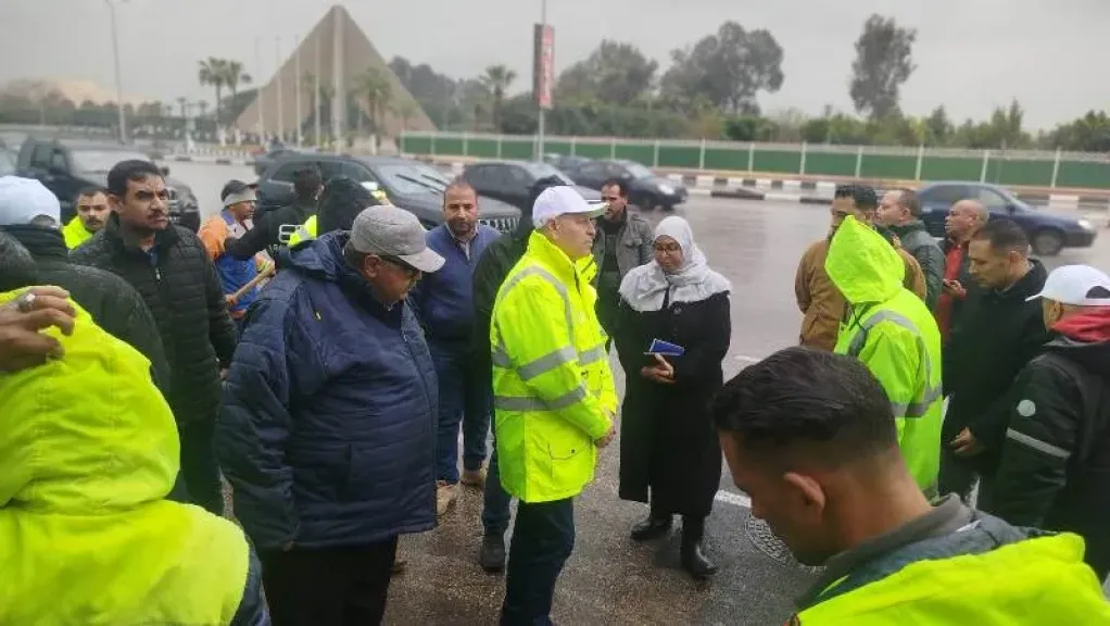 رئيس صرف صحي القاهرة الكبرى يتابع ميدانيًا جهود سحب مياه الأمطار