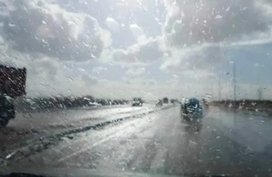 أمطار رعدية غزيرة وبَرَد يضربان شمال البلاد وتحذيرات من تجدد الحالة حتى نهاية اليوم